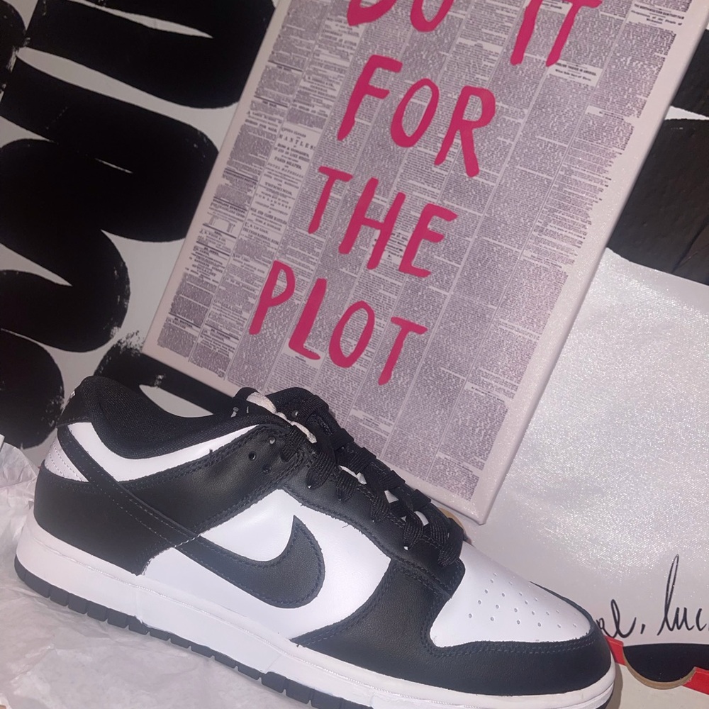 Nike Men's Black and White Low-Top Sneakers